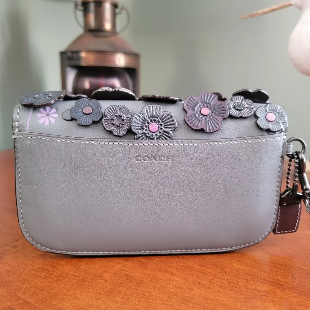 Coach 23536 1941 Tea Rose Applique Gray Leather Wristlet Clutch